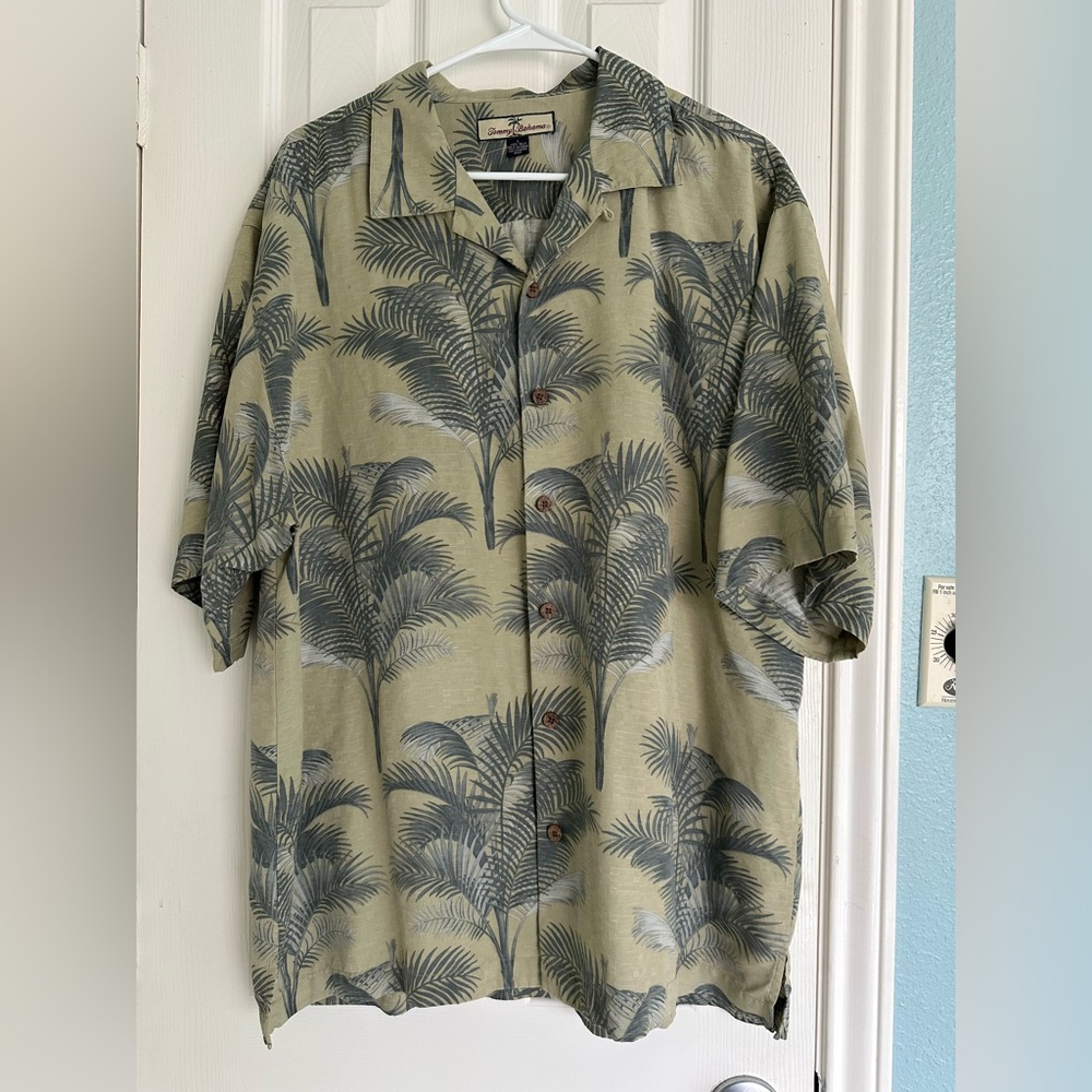 Tommy Bahama Large 100 % Silk Button Up Shirt Green W/ Palm Trees Hawaiian